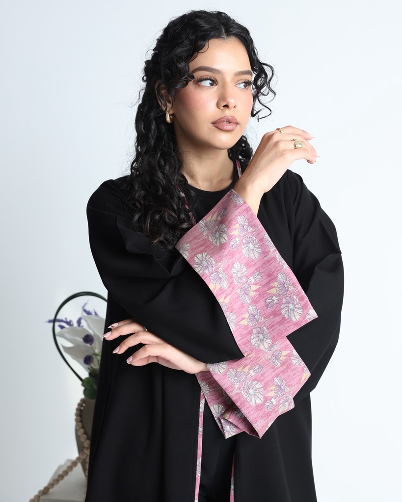عباية سوداء أنيقة بلمسات ربيعية