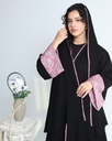 عباية سوداء أنيقة بلمسات ربيعية