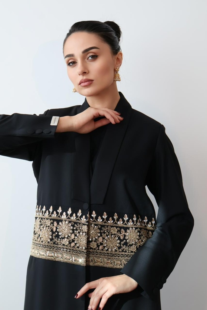 أسود فاخر بقصّة أنيقة